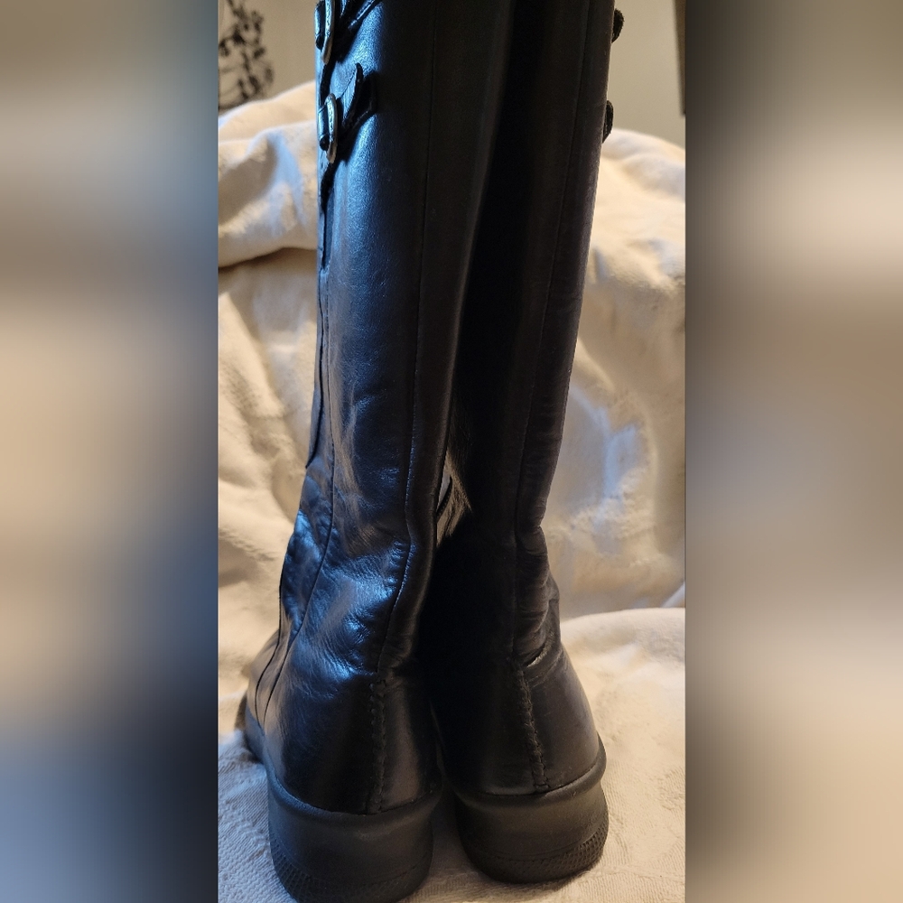 Keen Black Heeled Boots Sleek Leather Design